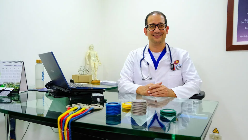 El Dr. Giovanni Lugo en el escritorio de su consultorio