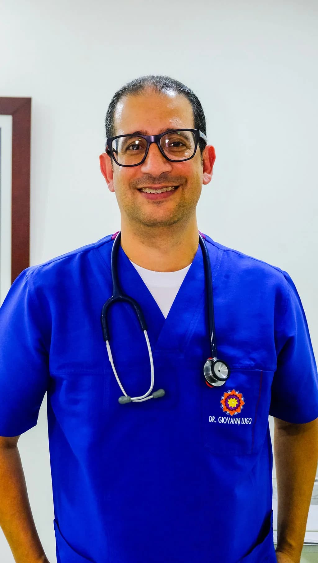 El Dr. Giovanni Lugo en su consultorio