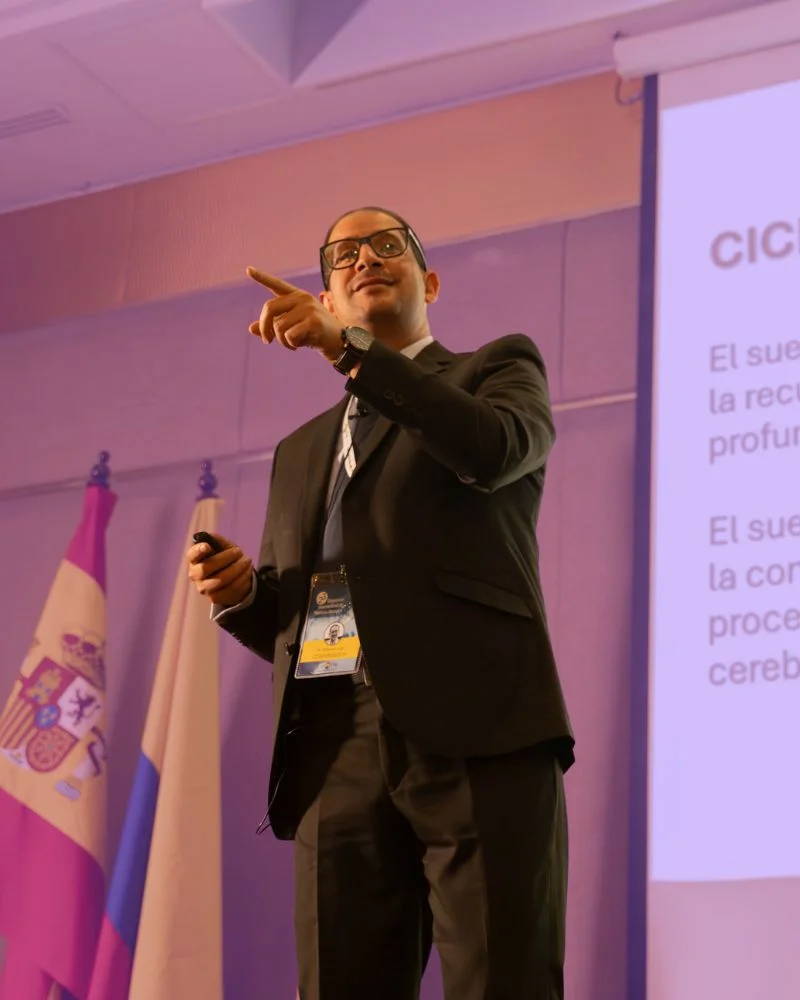 Dr. Giovanni Lugo presentando en conferencia médica