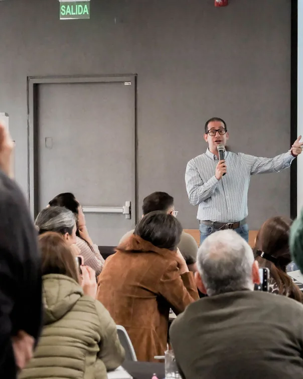 El Dr. Giovanni Lugo dictando una sesión ante los médicos de la Primera Cohorte
