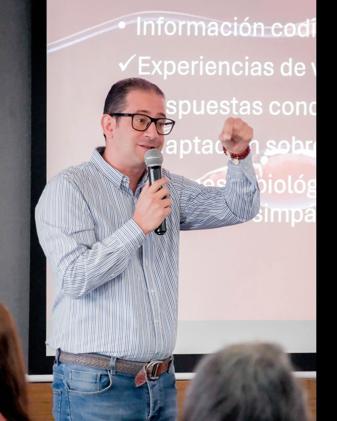 El Dr. Giovanni Lugo dictando una sesión del Curso Intensivo de Biodescodificación Médica